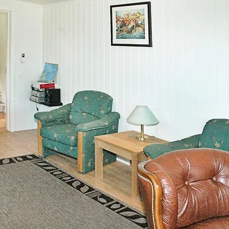 5 Person In Vevang-by Traum