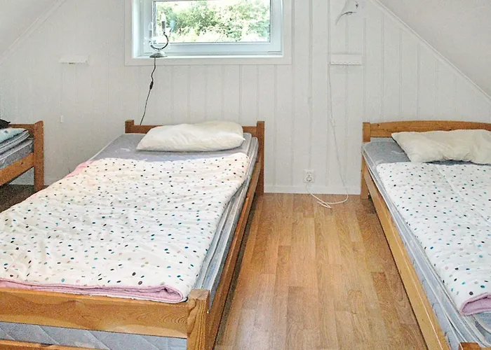 5 Person In Vevang-by Traum